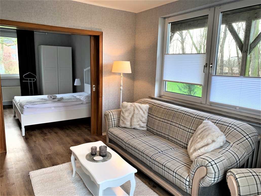 Monteurwohnung - Kaffeemaschine - Wilhelmshaven - Blick zum an das Wohnzimmer angrenzende Schlafzimmer. - ANDY NORDSEE: 2 Schlafzimmerwohnung im Urlaubsparadies