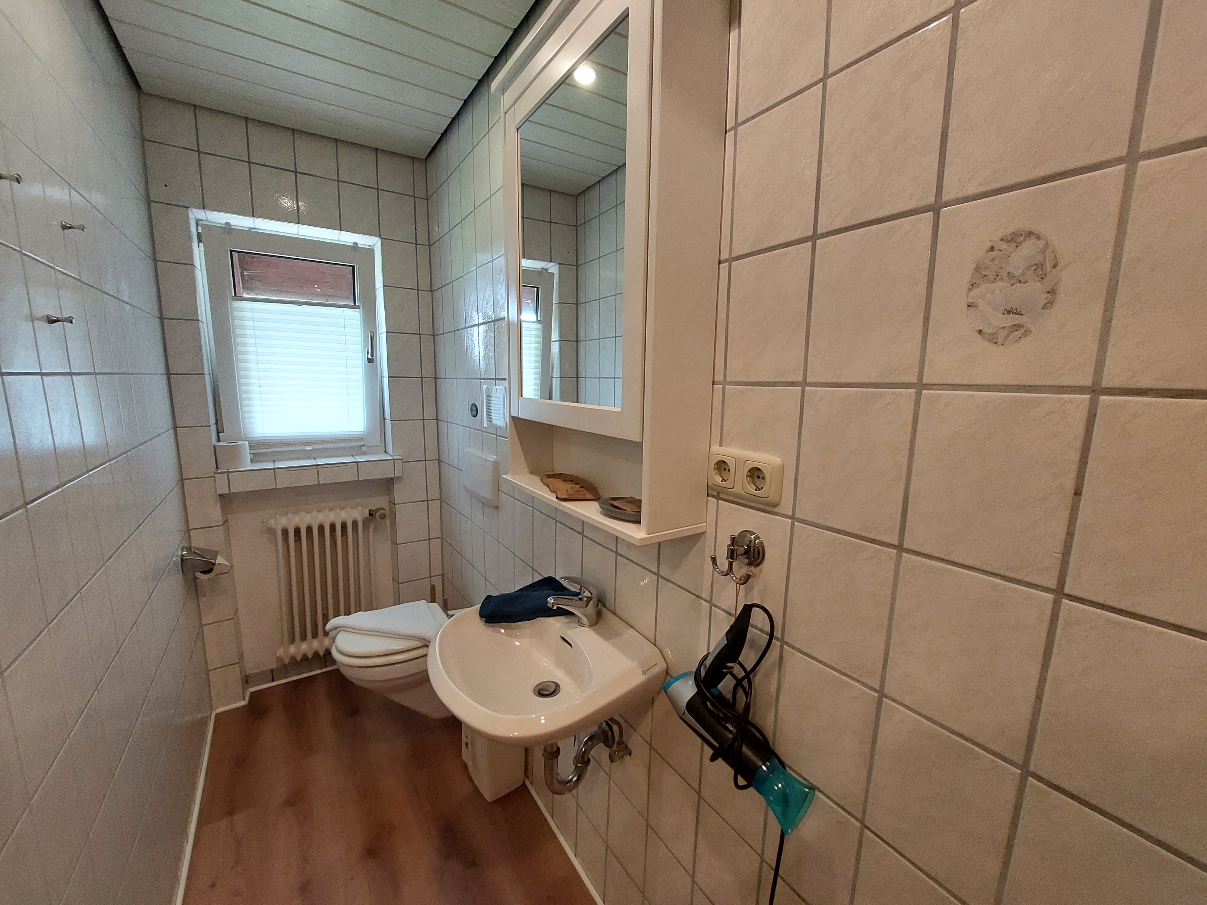 Monteurzimmer: Badezimmer - ANDY NORDSEE: 2 Schlafzimmerwohnung im Urlaubsparadies