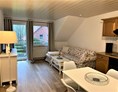 Monteurzimmer: Wohnküche mit Zugang zum Balkon - LÜTJE DEERN: 1 Schlafzimmerwohnung mit Platz für bis zu 3 Personen