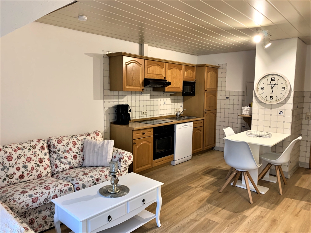 Monteurwohnung - Kaffeemaschine - Wilhelmshaven - Wohnküche mit Sofa und Essbereich - LÜTJE DEERN: 1 Schlafzimmerwohnung mit Platz für bis zu 3 Personen