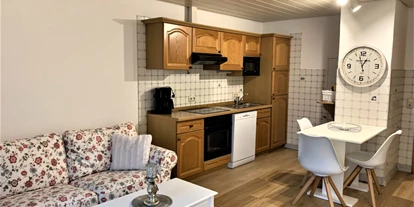 Monteurwohnung - Bettwäsche: Bettwäsche gegen Gebühr - Deutschland - Wohnküche mit Sofa und Essbereich - LÜTJE DEERN: 1 Schlafzimmerwohnung mit Platz für bis zu 3 Personen