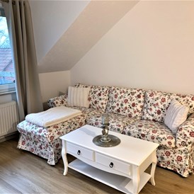 Monteurzimmer: Socfa im Wohnbereich - LÜTJE DEERN: 1 Schlafzimmerwohnung mit Platz für bis zu 3 Personen