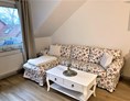 Monteurzimmer: Socfa im Wohnbereich - LÜTJE DEERN: 1 Schlafzimmerwohnung mit Platz für bis zu 3 Personen