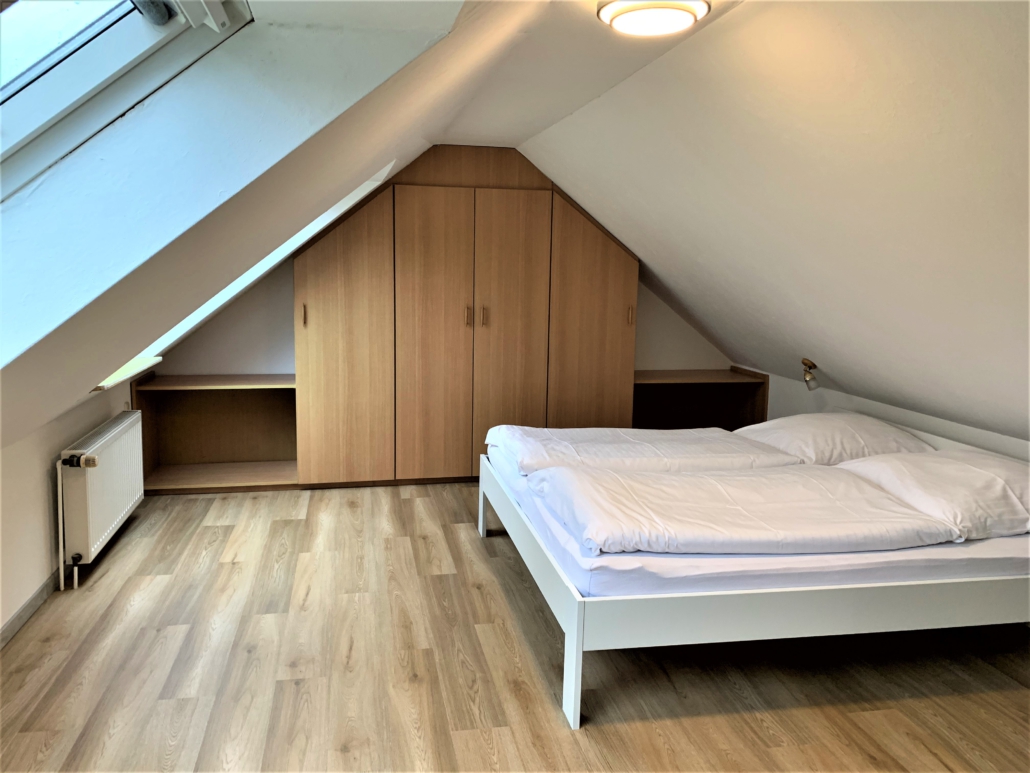 Monteurwohnung - Kaffeemaschine - Wilhelmshaven - Schlafzimmer mit geräumige Schrank - LÜTJE DEERN: 1 Schlafzimmerwohnung mit Platz für bis zu 3 Personen