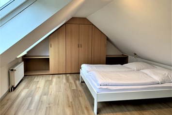 Monteurzimmer: Schlafzimmer mit geräumige Schrank - LÜTJE DEERN: 1 Schlafzimmerwohnung mit Platz für bis zu 3 Personen