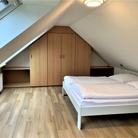 Monteurzimmer: Schlafzimmer mit geräumige Schrank - LÜTJE DEERN: 1 Schlafzimmerwohnung mit Platz für bis zu 3 Personen