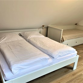 Monteurzimmer: Doppelbett und Einzelbett vorhanden - LÜTJE DEERN: 1 Schlafzimmerwohnung mit Platz für bis zu 3 Personen