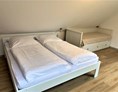 Monteurzimmer: Doppelbett und Einzelbett vorhanden - LÜTJE DEERN: 1 Schlafzimmerwohnung mit Platz für bis zu 3 Personen