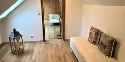 Monteurwohnung - Bettwäsche: Bettwäsche gegen Gebühr - Deutschland - Flur mit Blick zum Schlafzimmer - LÜTJE DEERN: 1 Schlafzimmerwohnung mit Platz für bis zu 3 Personen