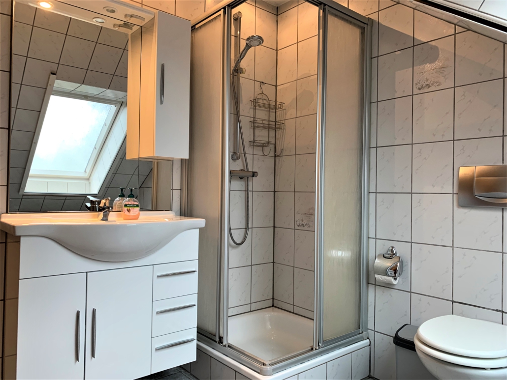 Monteurzimmer: Badezimmer mit Dusche, WC, Waschbecken - LÜTJE DEERN: 1 Schlafzimmerwohnung mit Platz für bis zu 3 Personen