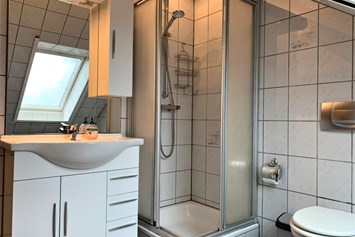 Monteurzimmer: Badezimmer mit Dusche, WC, Waschbecken - LÜTJE DEERN: 1 Schlafzimmerwohnung mit Platz für bis zu 3 Personen