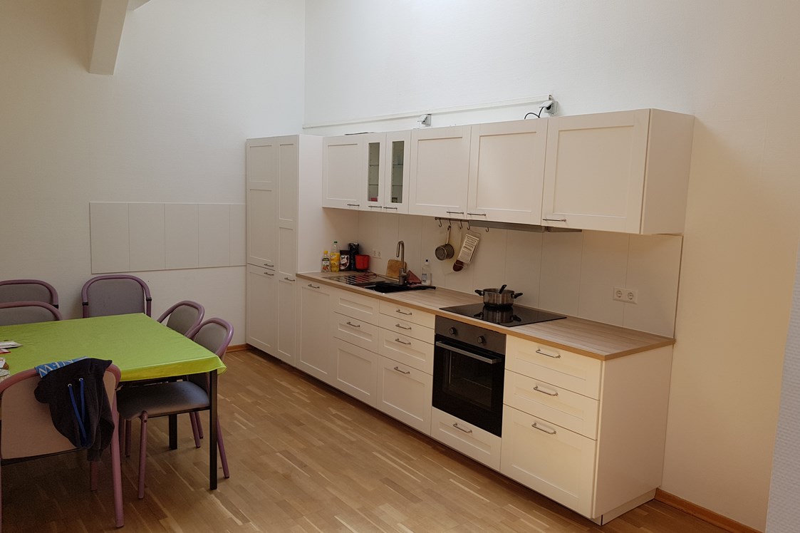 Monteurzimmer: Küche und Essbereich in Ferienwohnung  - DONAU HOME
