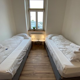 Monteurwohnung: Schlafzimmer inkl. Handtücher und Bettwäsche - Monteurwohnungen bei Wien