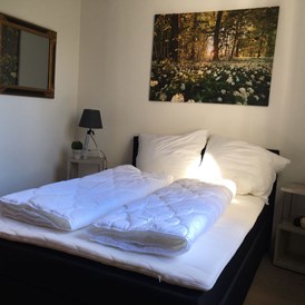 Monteurzimmer: Das Doppelbett mit dem Maß 200cm x 140 cm - Apartment Haus Fischer
