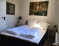 Monteurzimmer: Das Doppelbett mit dem Maß 200cm x 140 cm - Apartment Haus Fischer