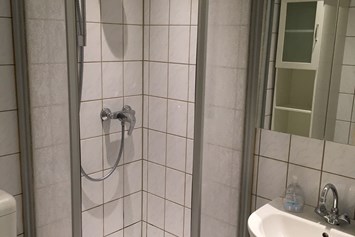 Monteurzimmer: Das kleine Bad verfügt über alles erforderliche - Apartment Haus Fischer