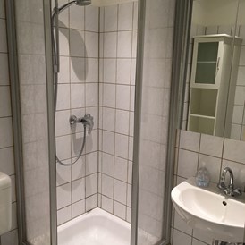 Monteurzimmer: Das kleine Bad verfügt über alles erforderliche - Apartment Haus Fischer