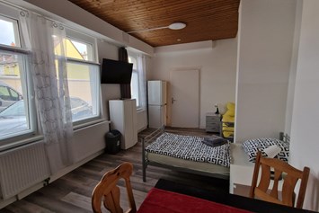 Monteurzimmer: 3xBetttzimmer mit 3 x Kleiderschrank, Esstisch, 2 x Kühlschrank und TV - Unterkunft Kobex