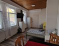 Monteurzimmer: 3xBetttzimmer mit 3 x Kleiderschrank, Esstisch, 2 x Kühlschrank und TV - Unterkunft Kobex