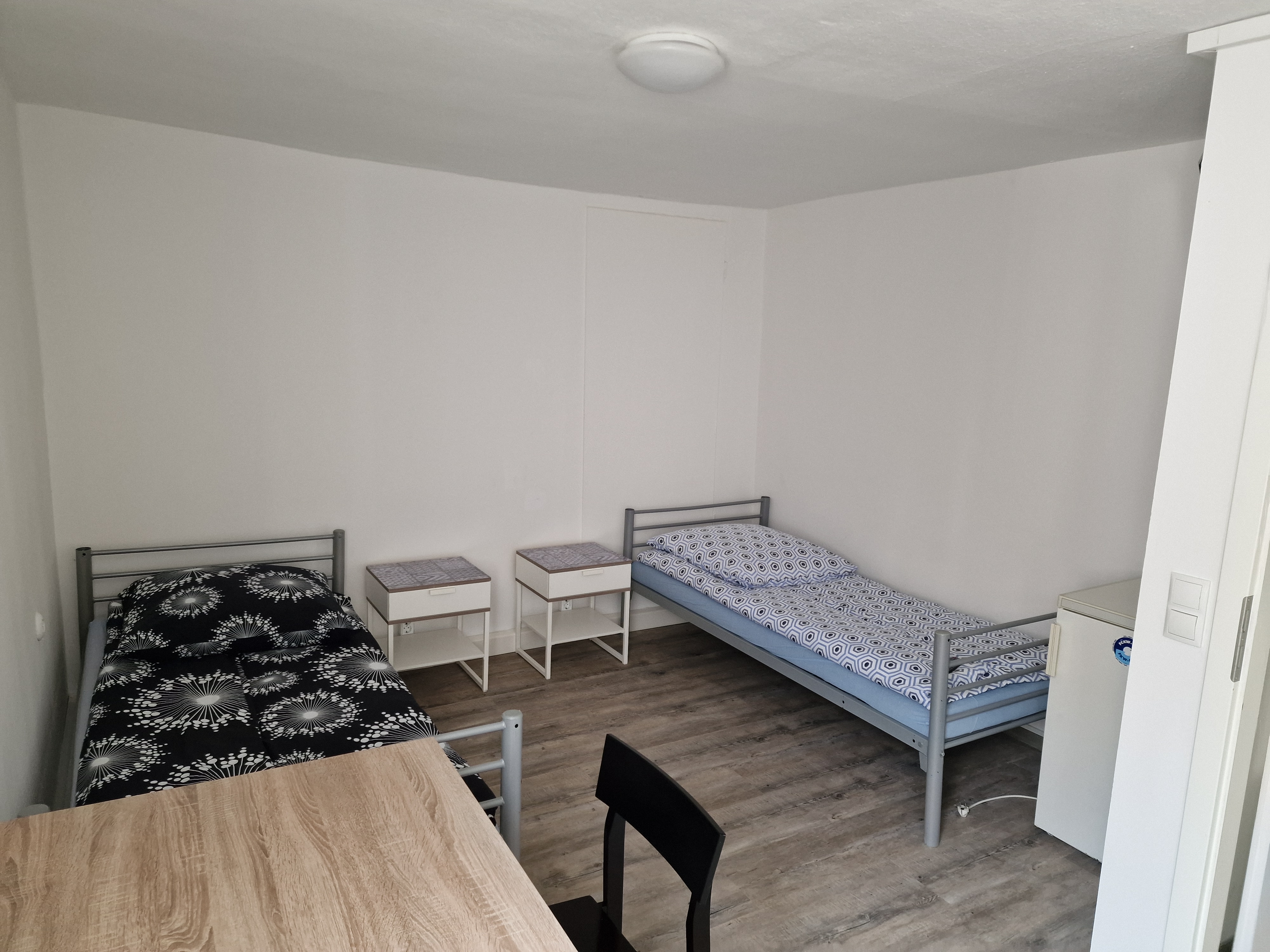 Monteurwohnung - Bettwäsche: Bettwäsche inklusive - Pfalz - Doppelzimmer mit Kleiderschrank, Esstisch, Kühlschrank und TV - Unterkunft Kobex