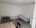 Monteurzimmer: Doppelzimmer mit Kleiderschrank, Esstisch, Kühlschrank und TV - Unterkunft Kobex