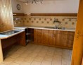 Monteurzimmer: Wohnküche mit Herd, Backofen, Kühlschrank  und Sitzecke - Svenja Wagner