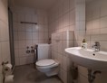 Monteurzimmer: Badezimmer mit Dusche - Ferienwohnung Wilhelmine in Cuxhaven im Lotsenviertel