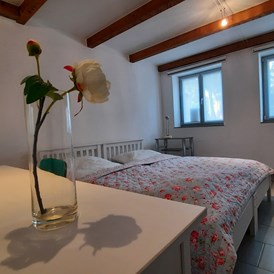 Monteurzimmer: Schlafzimmer mit 2 Einzelbetten, die 
auseinander gestellt werden können  - Ferienwohnung Wilhelmine in Cuxhaven im Lotsenviertel