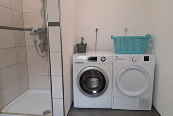 Monteurwohnung: Bad mit Waschmaschine und Trockner - Monteurwohnung Mohr