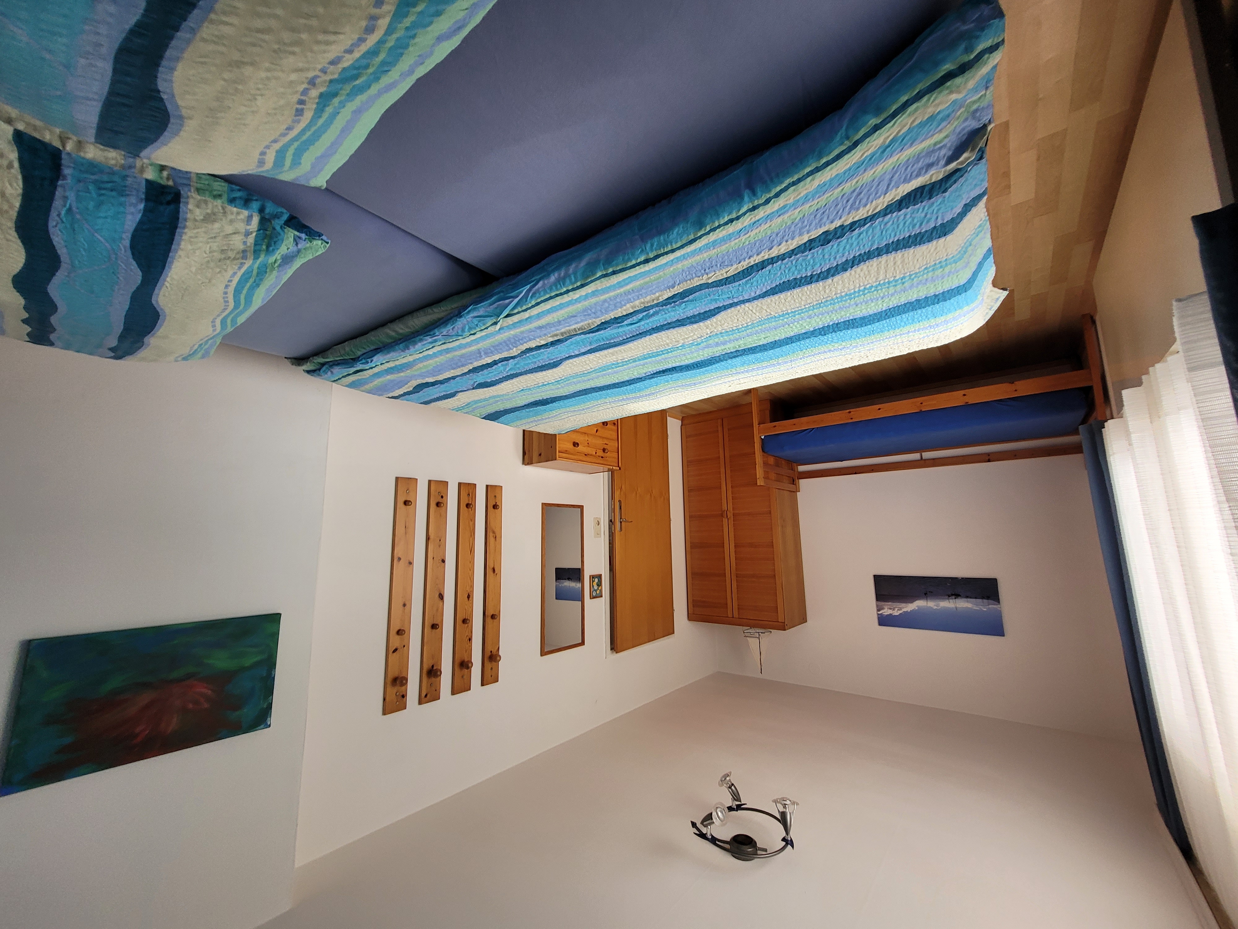 Monteurwohnung - Küche: eigene Küche - Sbg. Salzkammergut - Schlafzimmer 1 mit Doppelbett und Einzelbett - Haus zum Alleinbewohnen in Seewalchen