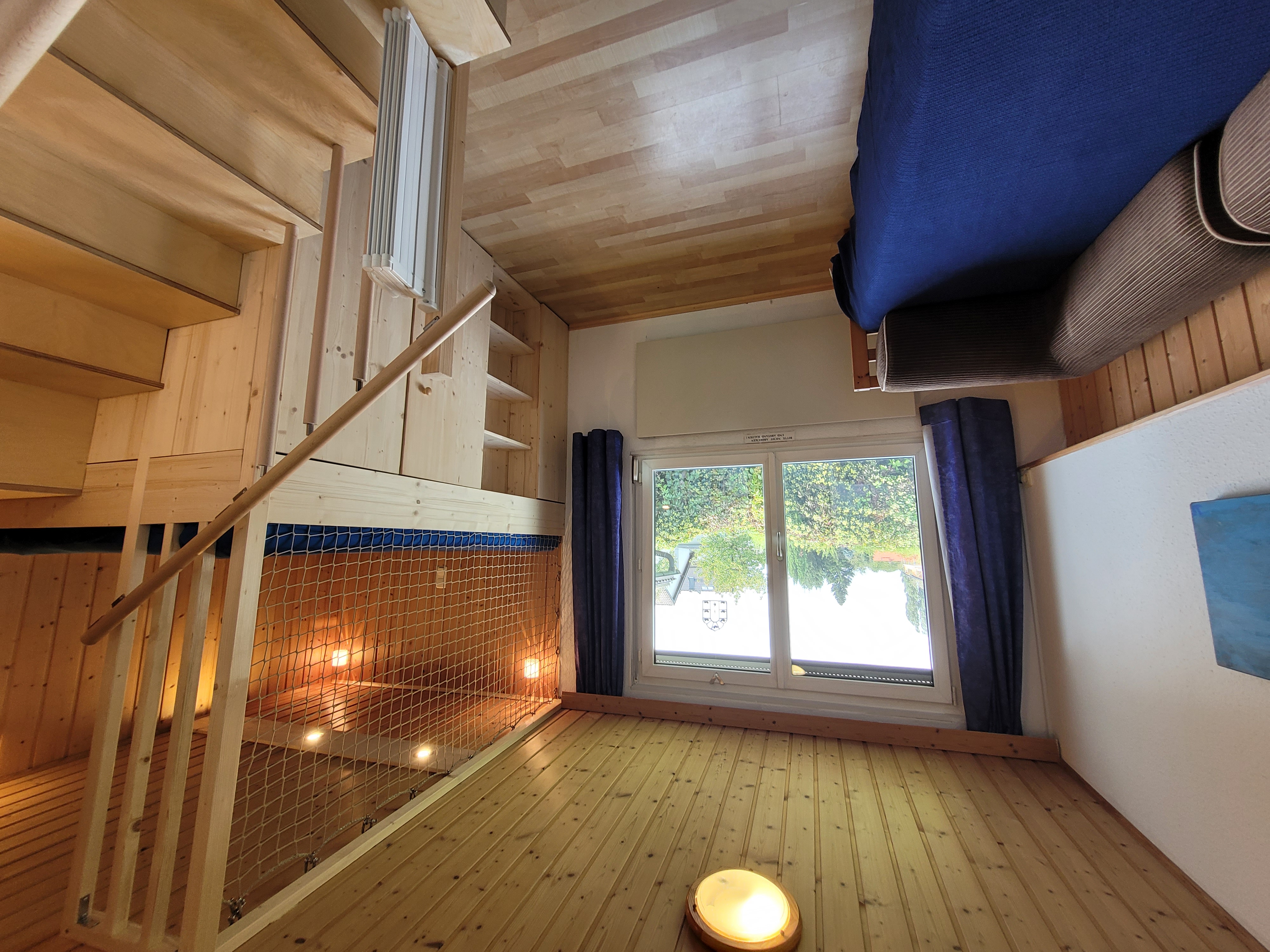 Monteurwohnung - Küche: eigene Küche - Sbg. Salzkammergut - Schlafzimmer 2 mit Einzelbett und Galerie- Dopppelbett - Haus zum Alleinbewohnen in Seewalchen
