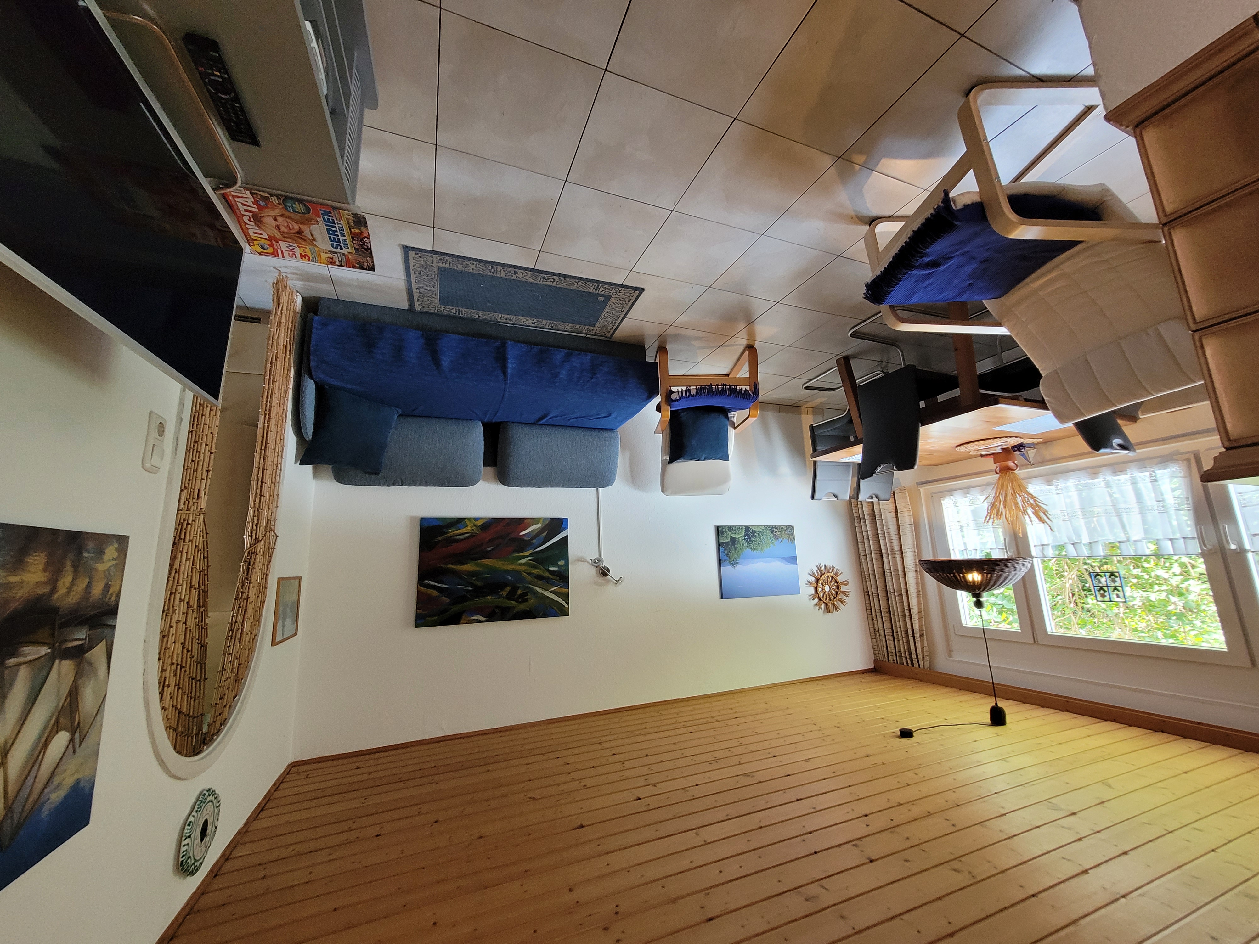 Monteurwohnung - Küche: eigene Küche - Sbg. Salzkammergut - Wohnessraum mit Couch und großem Esstisch für 6 Personen - Haus zum Alleinbewohnen in Seewalchen