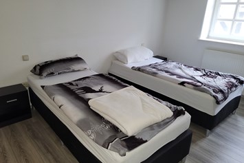 Monteurzimmer: Schlafzimmer mit 2 Einzelbetten - Fachwerkwohnung