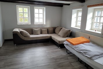 Monteurzimmer: Wohnzimmer mit einem Einzelbett - Fachwerkwohnung