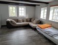 Monteurzimmer: Wohnzimmer mit einem Einzelbett - Fachwerkwohnung
