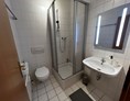 Monteurzimmer: Badezimmer mit Dusche und Spiegel - H/54-Unterkünfte 