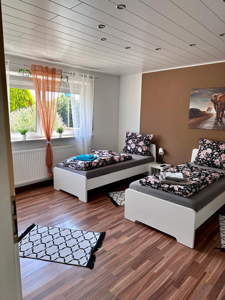 Monteurwohnung - Bettwäsche: Bettwäsche inklusive - Bayern - Ferienwohnung - malerischem Ausblick / max. 5 Pers. / Parkplatz / WLAN / A7 - 3 Min.