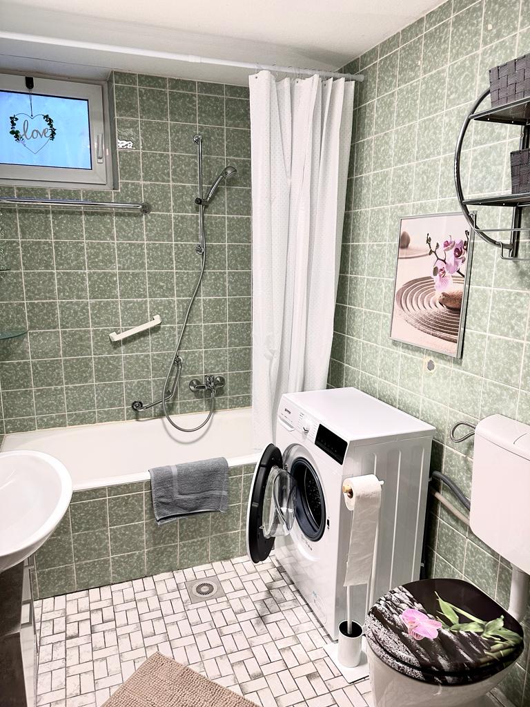 Monteurzimmer: Ferienwohnung - malerischem Ausblick / max. 5 Pers. / Parkplatz / WLAN / A7 - 3 Min.