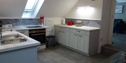 Monteurwohnung - Uslar - Küche mit kompletter Einrichtung und Zubehör - Ferienwohnung Suite für Service Mitarbeiter, Monteure, komplett ausgestattet