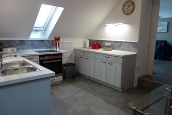 Monteurzimmer: Küche mit kompletter Einrichtung und Zubehör - Ferienwohnung Suite für Service Mitarbeiter, Monteure, komplett ausgestattet