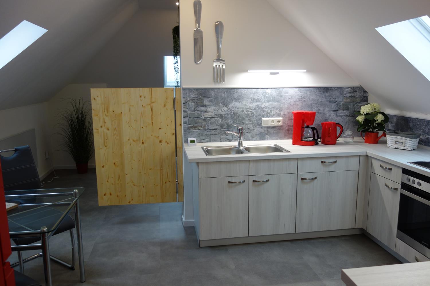 Monteurwohnung - Parkplatz: eigener Parkplatz vorhanden - Weserbergland, Harz ... - Moderne Küche mit kompletten Zubehör und Esstisch - Ferienwohnung Suite für Service Mitarbeiter, Monteure, komplett ausgestattet