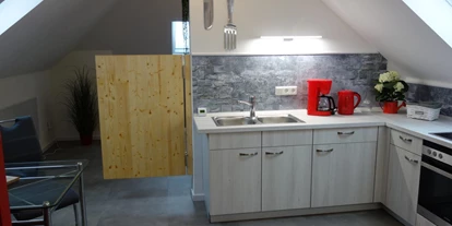 Monteurwohnung - Uslar - Moderne Küche mit kompletten Zubehör und Esstisch - Ferienwohnung Suite für Service Mitarbeiter, Monteure, komplett ausgestattet