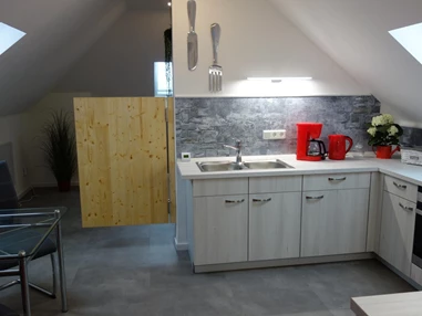 Monteurzimmer: Moderne Küche mit kompletten Zubehör und Esstisch - Ferienwohnung Suite für Service Mitarbeiter, Monteure, komplett ausgestattet