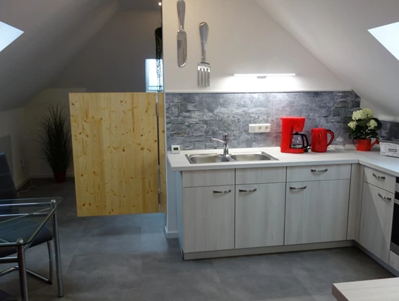 Monteurzimmer: Moderne Küche mit kompletten Zubehör und Esstisch - Ferienwohnung Suite für Service Mitarbeiter, Monteure, komplett ausgestattet