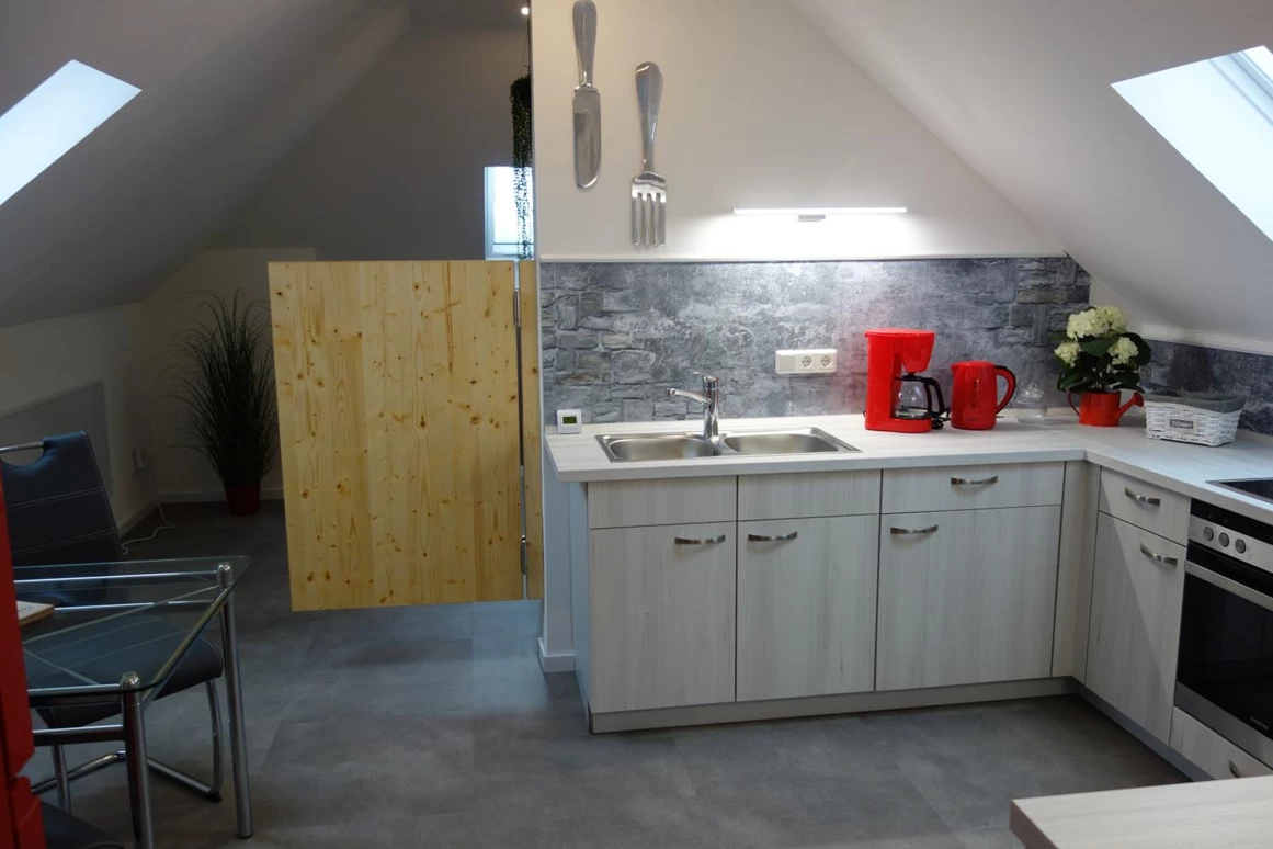 Monteurzimmer: Moderne Küche mit kompletten Zubehör und Esstisch - Ferienwohnung Suite für Service Mitarbeiter, Monteure, komplett ausgestattet