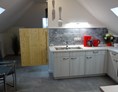 Monteurzimmer: Moderne Küche mit kompletten Zubehör und Esstisch - Ferienwohnung Suite für Service Mitarbeiter, Monteure, komplett ausgestattet