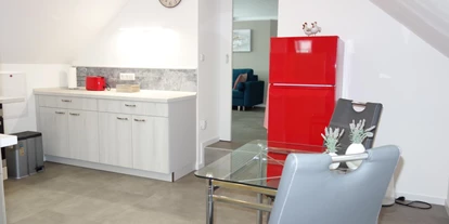 Monteurwohnung - Uslar - Küche mit Kühlschrank und Gefrierschrank - Ferienwohnung Suite für Service Mitarbeiter, Monteure, komplett ausgestattet