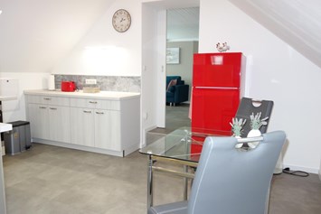 Monteurzimmer: Küche mit Kühlschrank und Gefrierschrank - Ferienwohnung Suite für Service Mitarbeiter, Monteure, komplett ausgestattet
