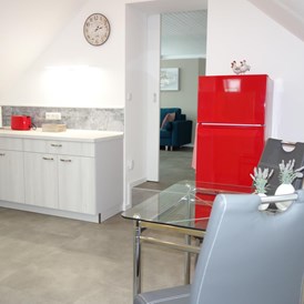 Monteurzimmer: Küche mit Kühlschrank und Gefrierschrank - Ferienwohnung Suite für Service Mitarbeiter, Monteure, komplett ausgestattet