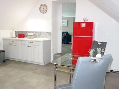 Monteurzimmer: Küche mit Kühlschrank und Gefrierschrank - Ferienwohnung Suite für Service Mitarbeiter, Monteure, komplett ausgestattet